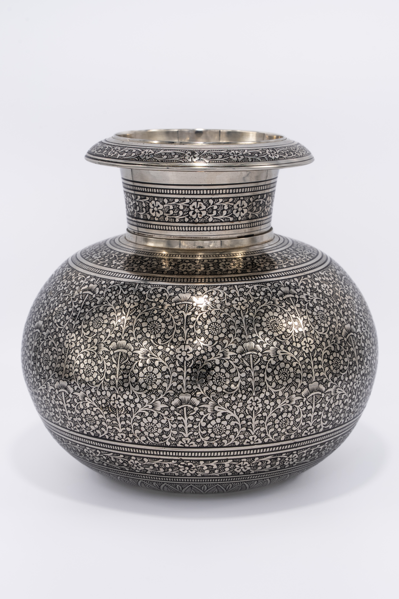 STERILING BLACK DARMIYANI MARODI GHARA
